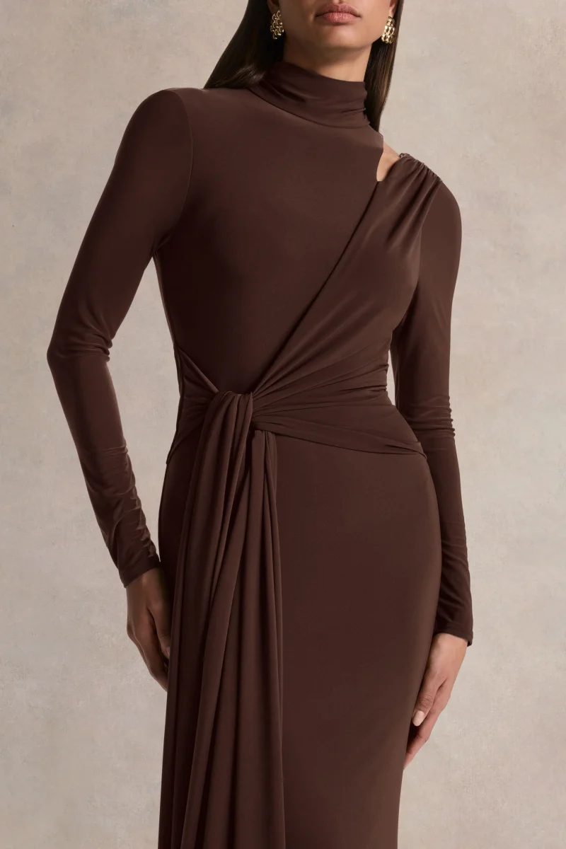 Alastrina | Vestido Largo Marrón con Cuello Alto y Detalle Fruncido - Imagen 4