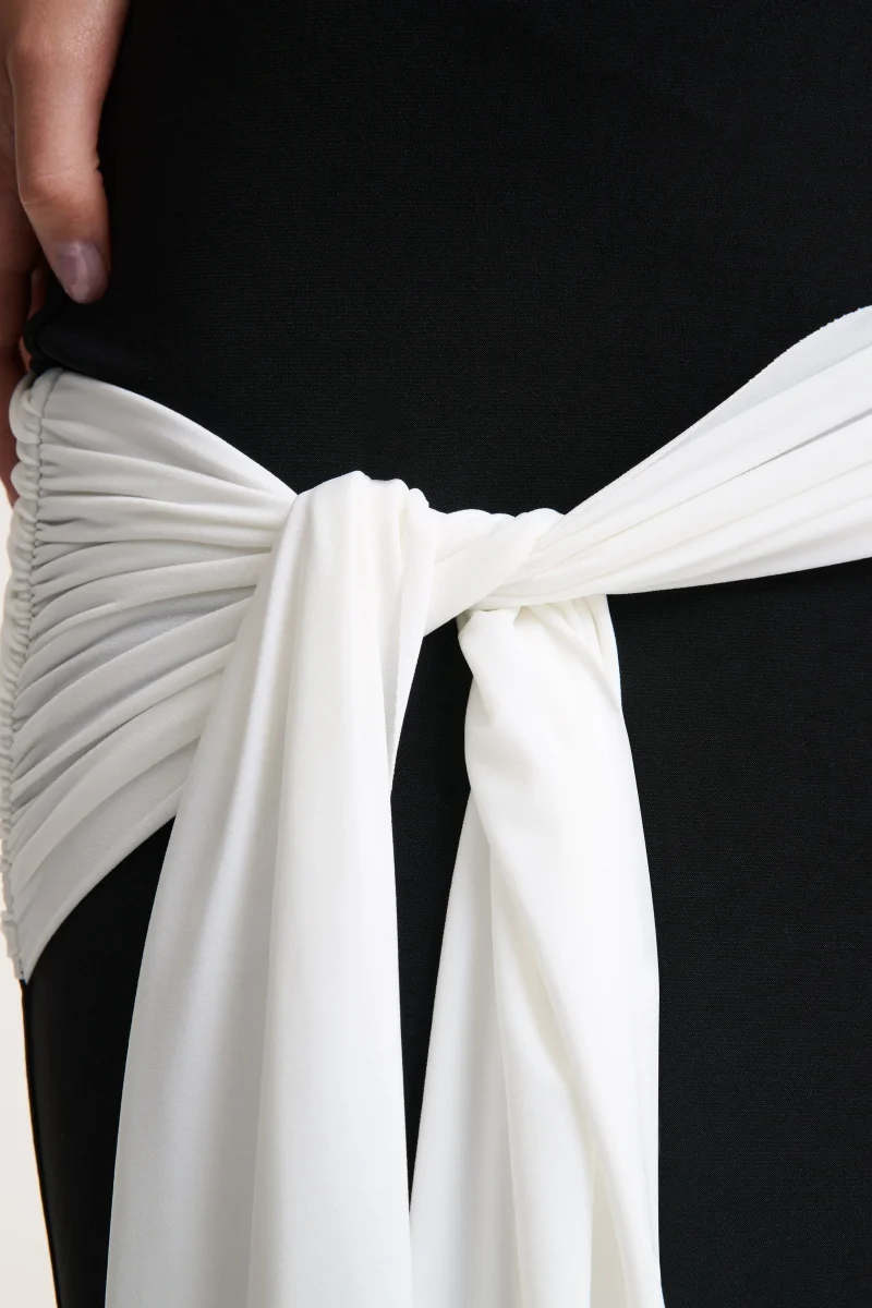 Dorinda | Vestido Largo Negro y Blanco de Cuello Alto con Detalle de Drapeado y Fajín - Imagen 7