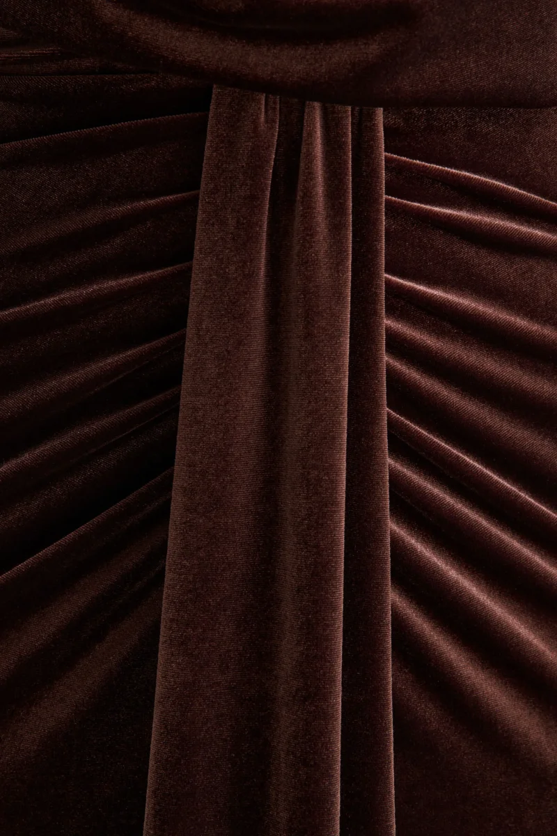 Lavernia | Vestido largo marrón con cuello halter y detalles fruncidos - Imagen 7