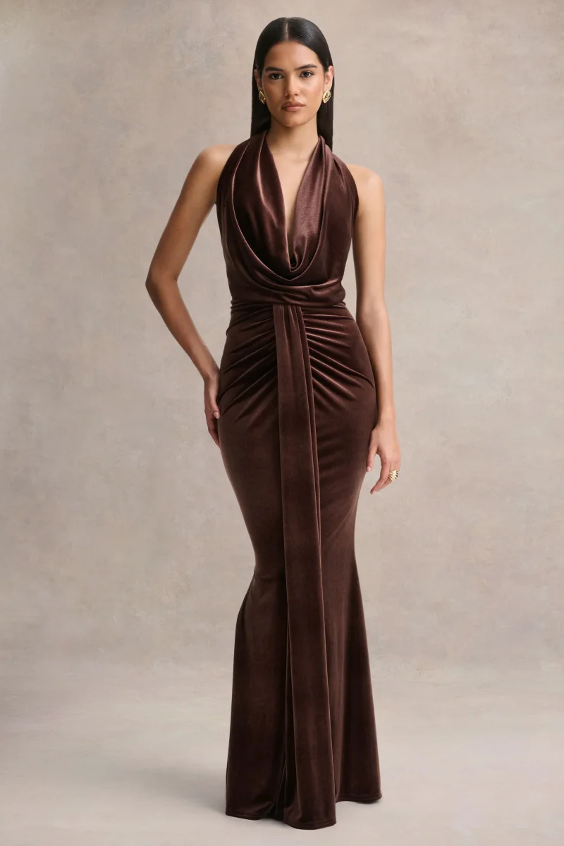 Lavernia | Vestido largo marrón con cuello halter y detalles fruncidos