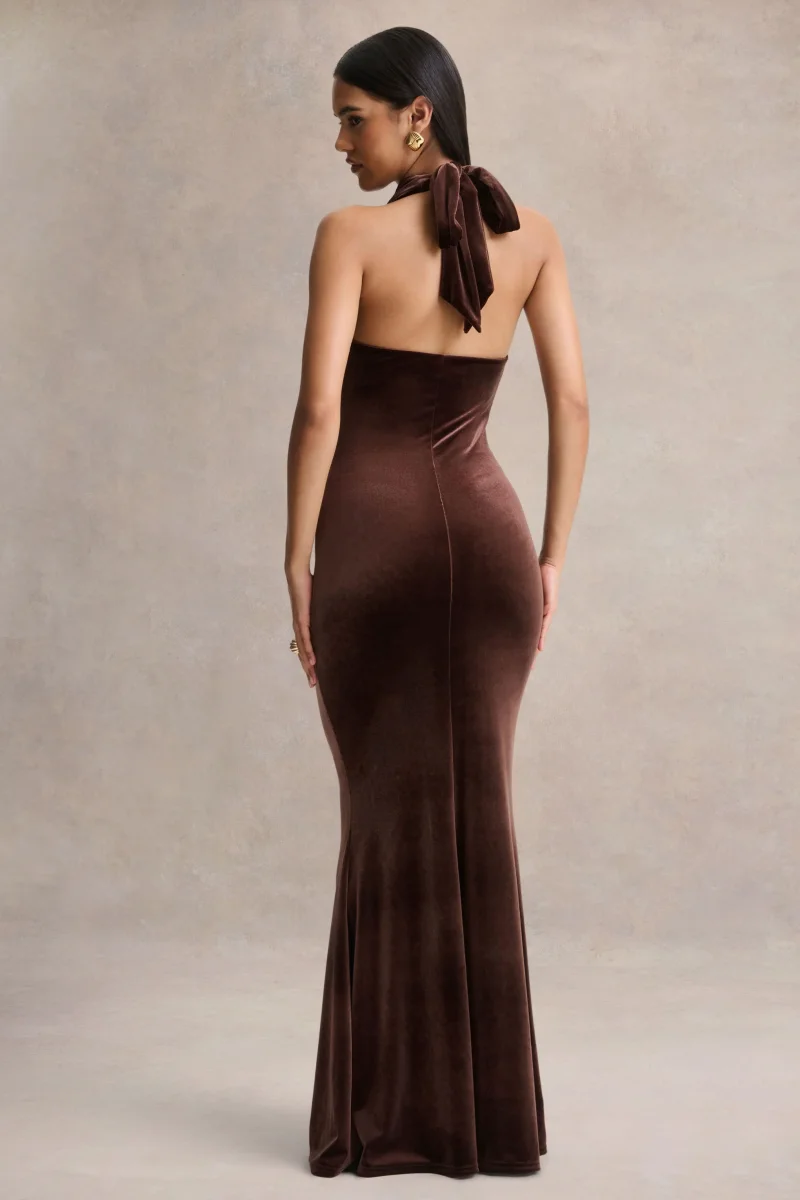 Lavernia | Vestido largo marrón con cuello halter y detalles fruncidos - Imagen 3