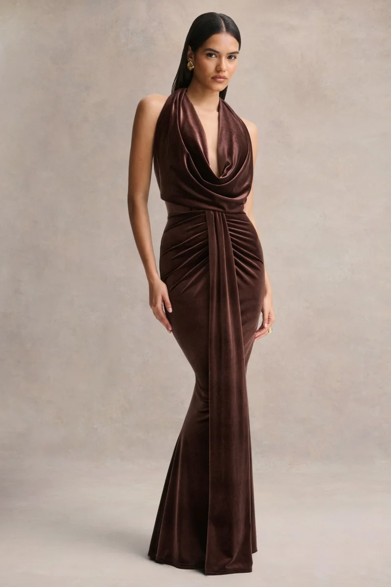 Lavernia | Vestido largo marrón con cuello halter y detalles fruncidos - Imagen 5