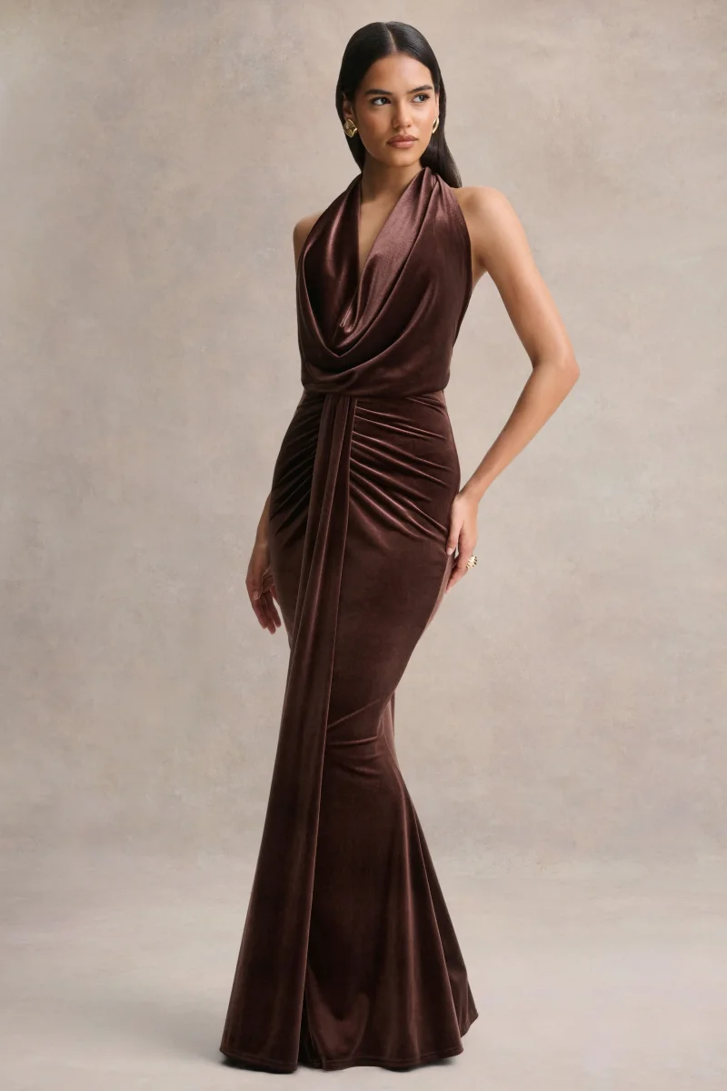 Lavernia | Vestido largo marrón con cuello halter y detalles fruncidos - Imagen 6