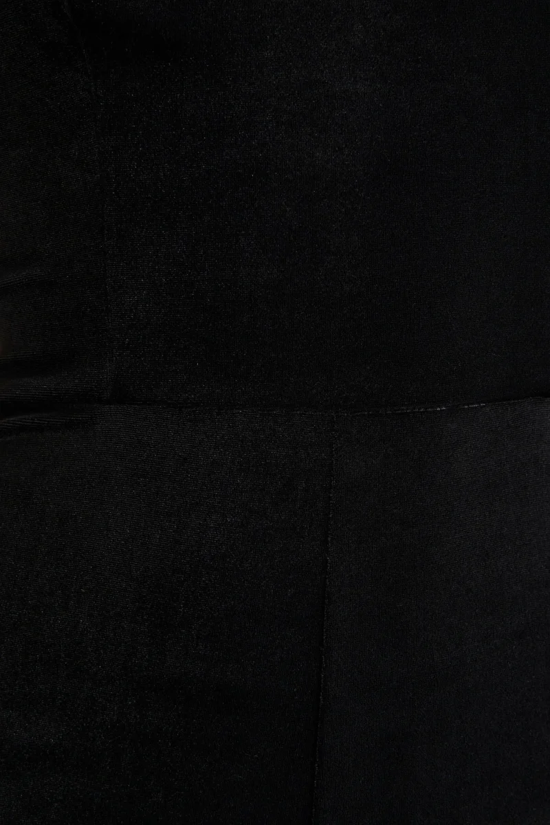 Arcane | Mono de Terciopelo Negro con Escote Bandeau y Detalle De Bufanda - Imagen 7