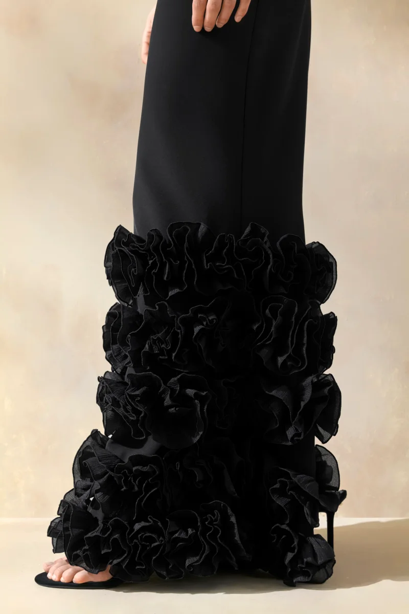 Aurose | Vestido Largo Negro De Crepé Con Escote Cuadrado Y Bajo Sirena Con Volantes - Imagen 3