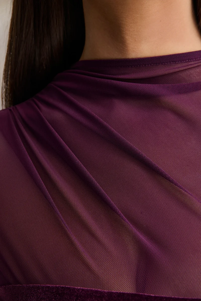 Cambria | Vestido largo de terciopelo ciruela con cuello alto y drapeado - Imagen 7