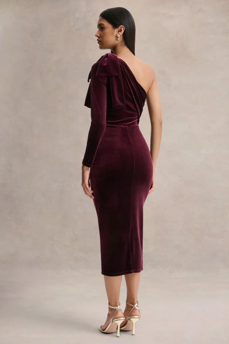 Vespera | Vestido Midi de Terciopelo Burdeos con Escote Asimétrico y Detalle de Lazo - Imagen 3