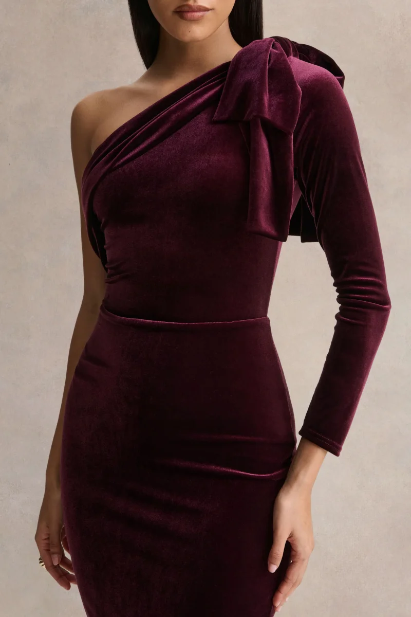 Vespera | Vestido Midi de Terciopelo Burdeos con Escote Asimétrico y Detalle de Lazo - Imagen 4