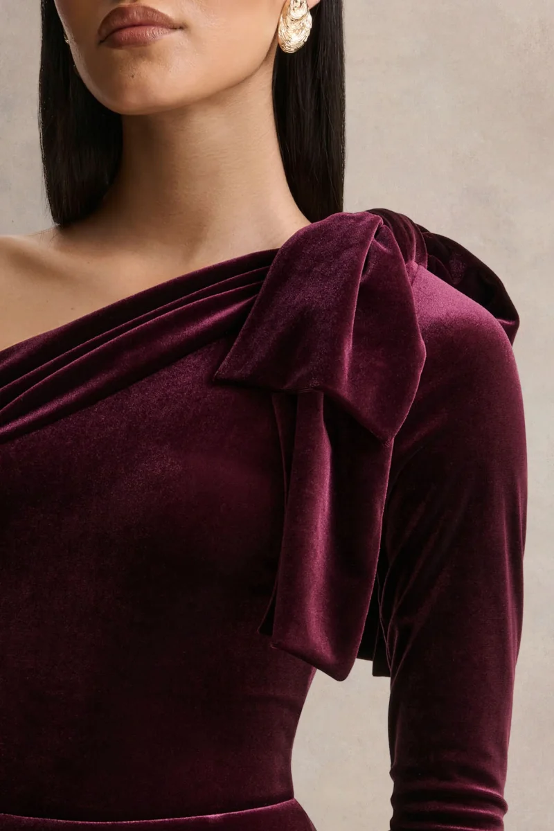 Vespera | Vestido Midi de Terciopelo Burdeos con Escote Asimétrico y Detalle de Lazo - Imagen 7