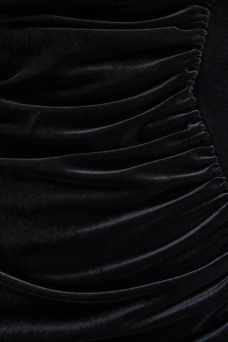 Jovita | Vestido Largo de Terciopelo Negro con Escote Redondo y Detalles Fruncidos - Imagen 5
