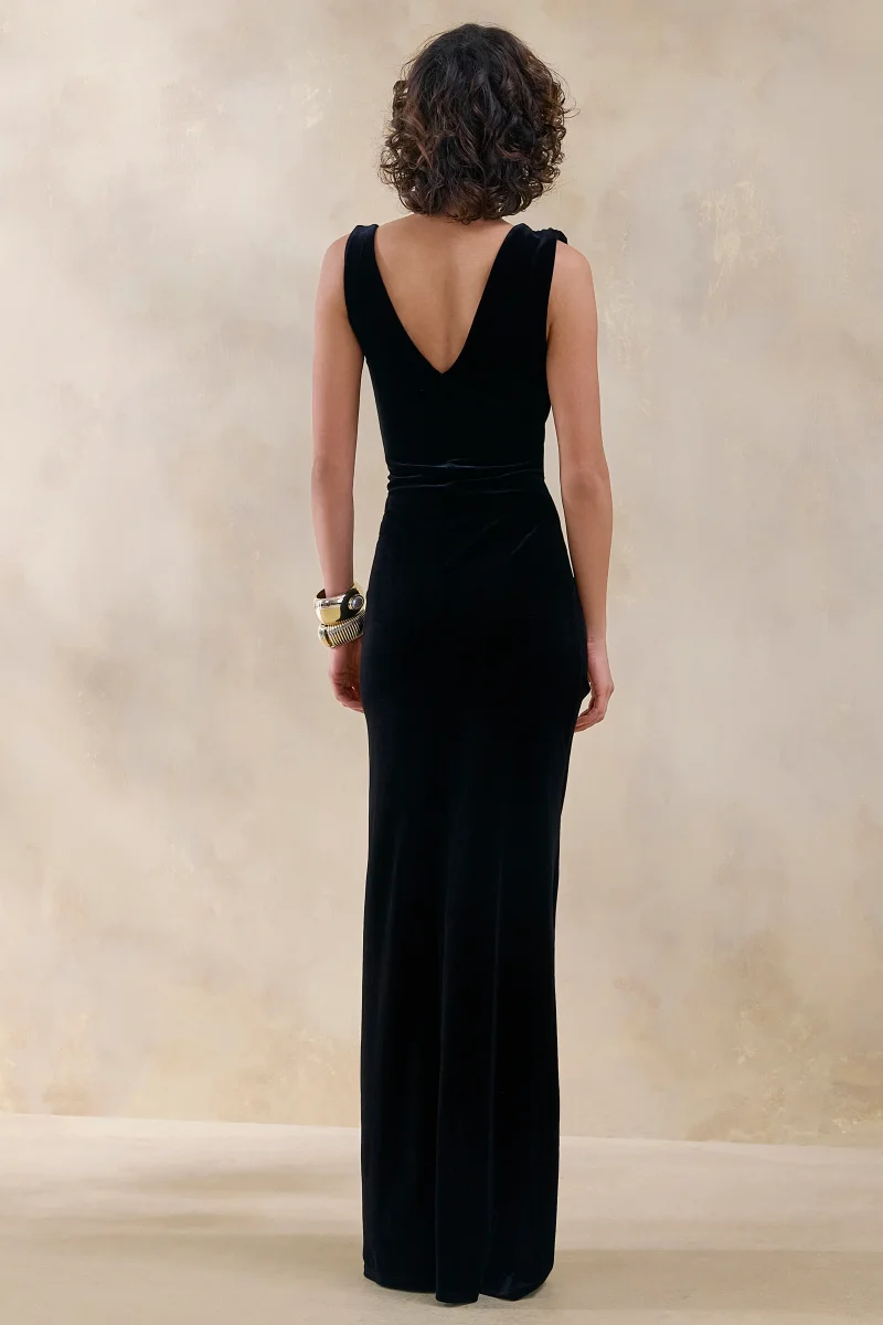 Jovita | Vestido Largo de Terciopelo Negro con Escote Redondo y Detalles Fruncidos - Imagen 3