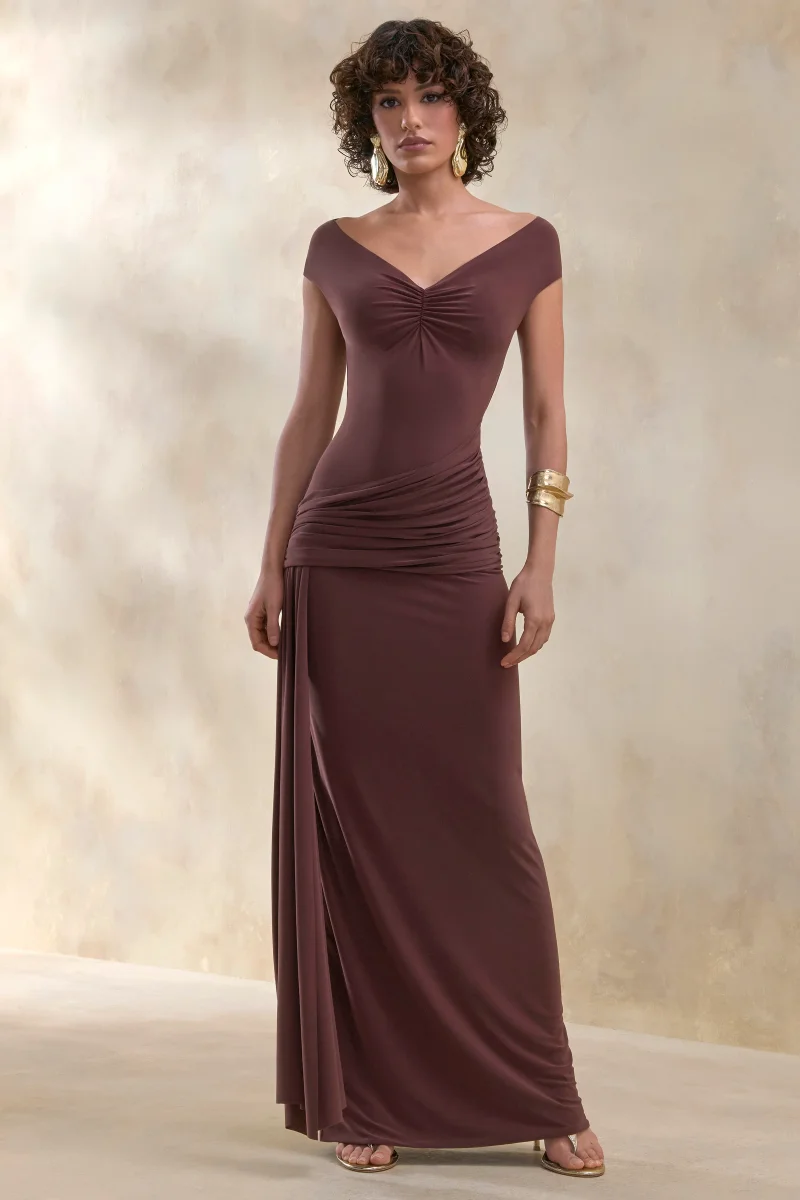 Petronia | Vestido Largo Marrón con Escote en V y Detalle Cruzado - Imagen 5