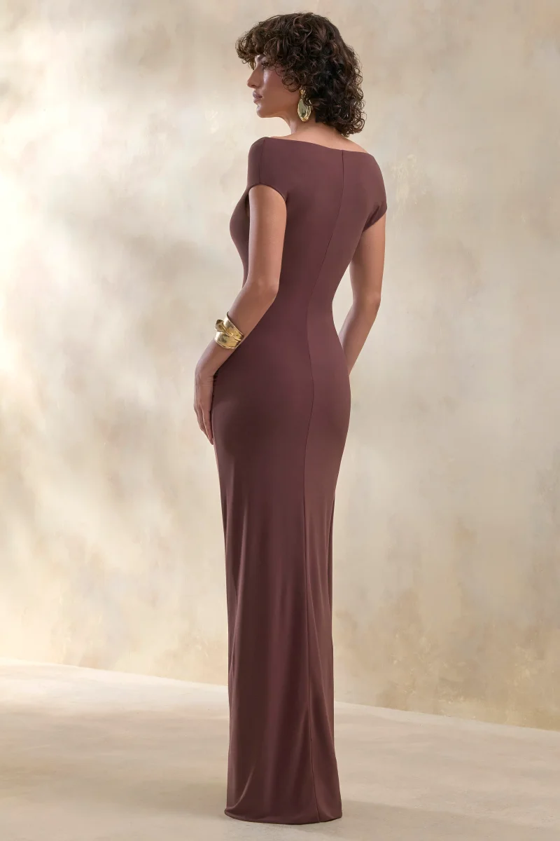 Petronia | Vestido Largo Marrón con Escote en V y Detalle Cruzado - Imagen 3