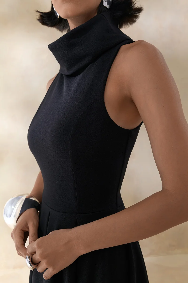 Exclusivity | Vestido Midi Negro de Cuello Alto - Imagen 7