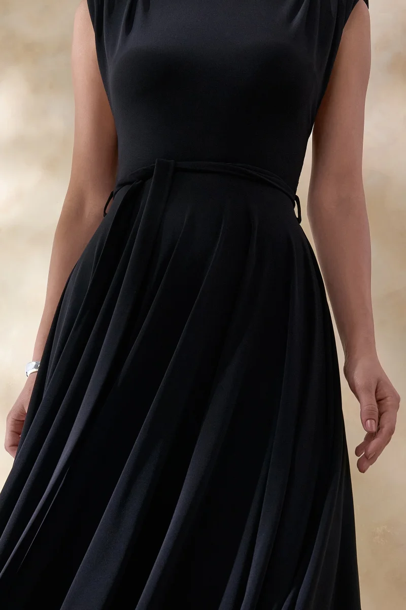 Roselena | Vestido Midi Negro de Cuello Alto - Imagen 5