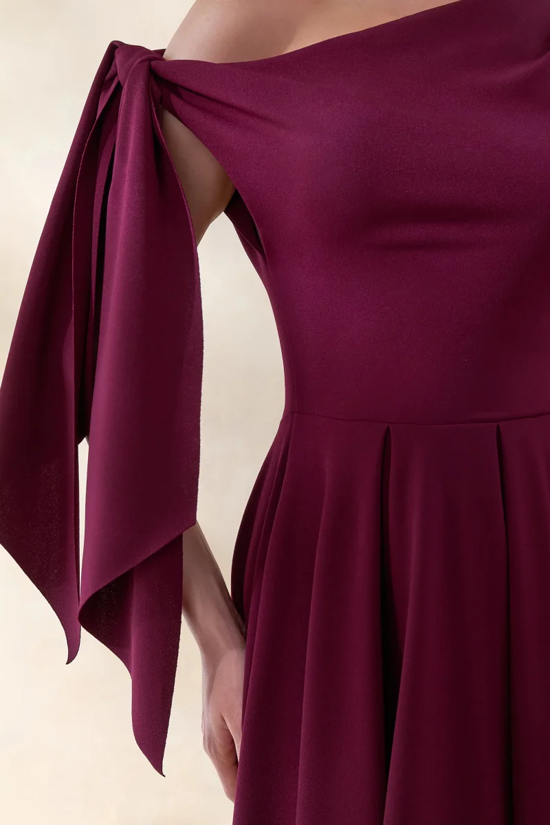 Daring | Vestido midi burdeos con escote asimétrico y detalle de nudo - Imagen 4