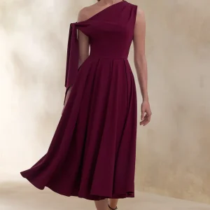 Daring | Vestido midi burdeos con escote asimétrico y detalle de nudo