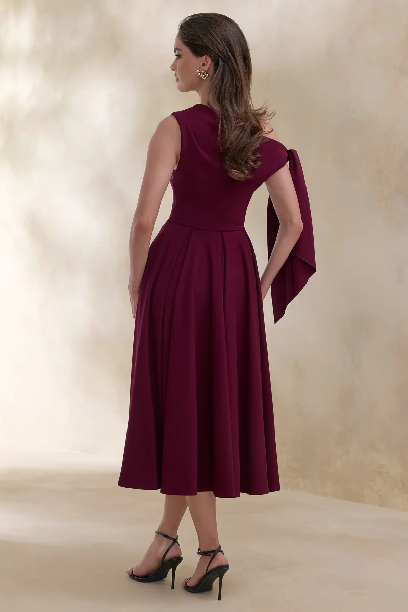 Daring | Vestido midi burdeos con escote asimétrico y detalle de nudo - Imagen 3