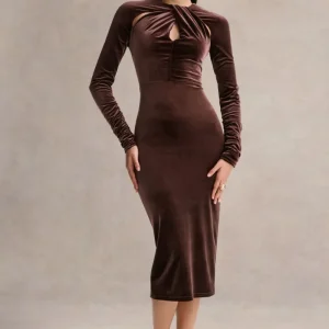Francine | Vestido midi de terciopelo marrón con escote redondo y detalles recortados