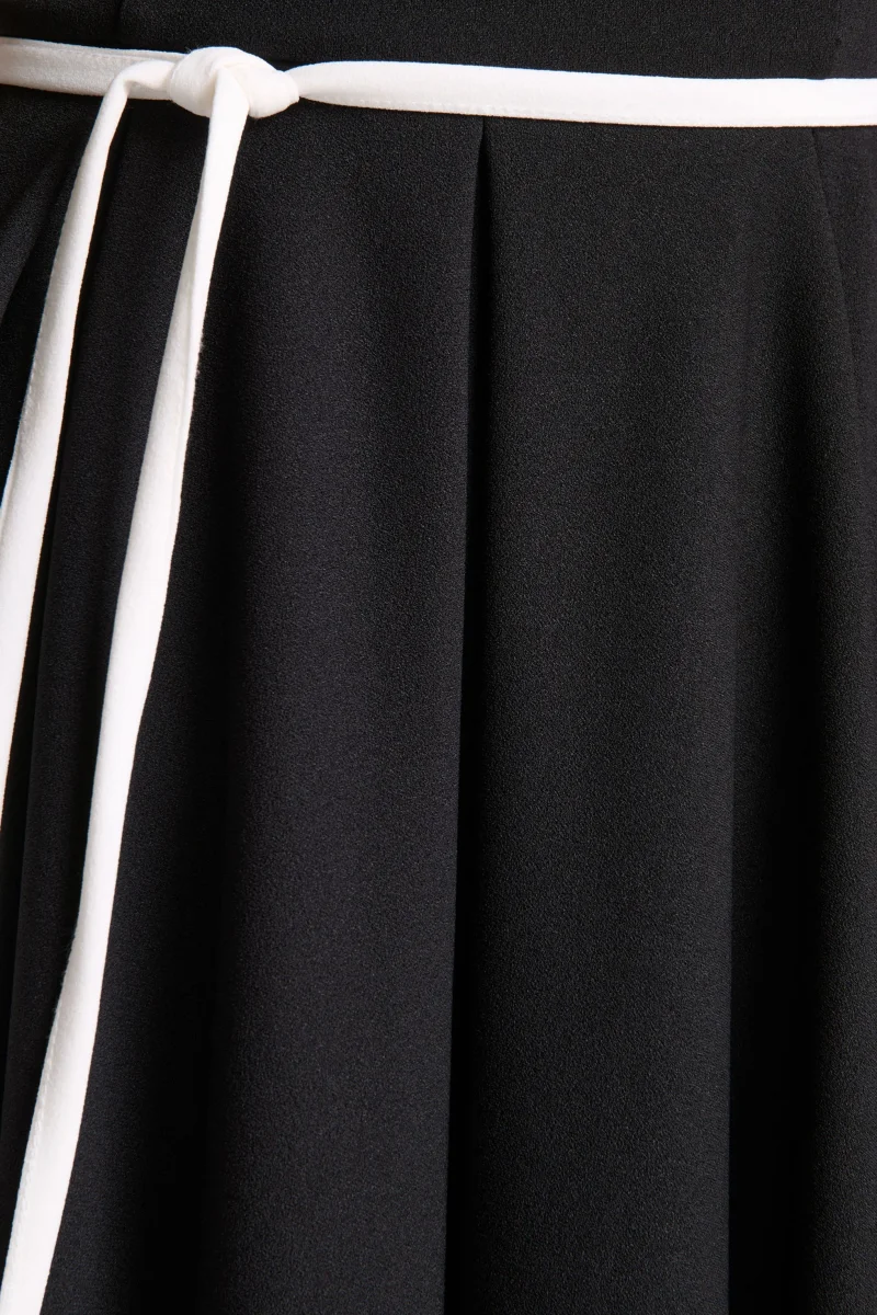 Nataline | Vestido midi negro de cuello redondo con detalle de cinturón blanco - Imagen 7