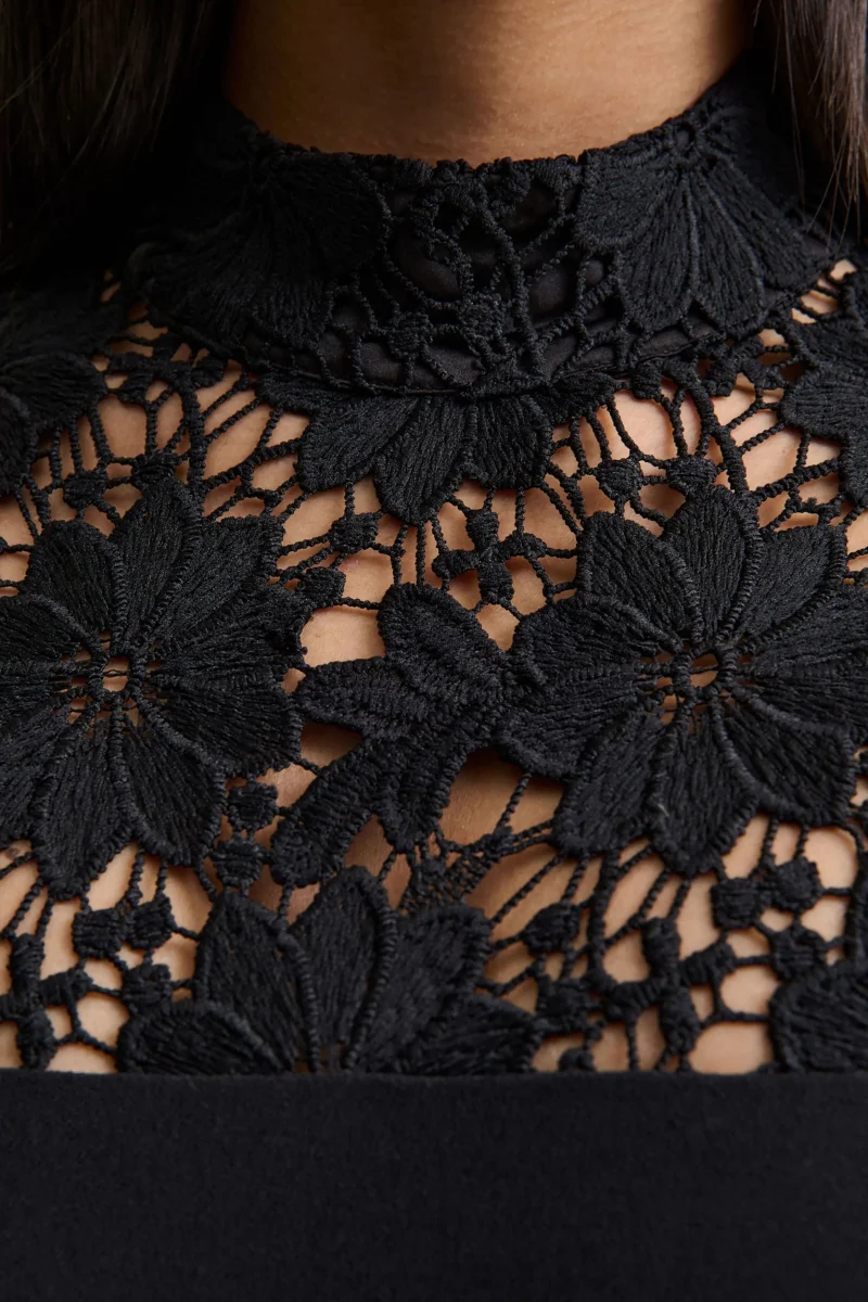 Orlina | Mono negro de cuello alto con detalles de encaje - Imagen 7