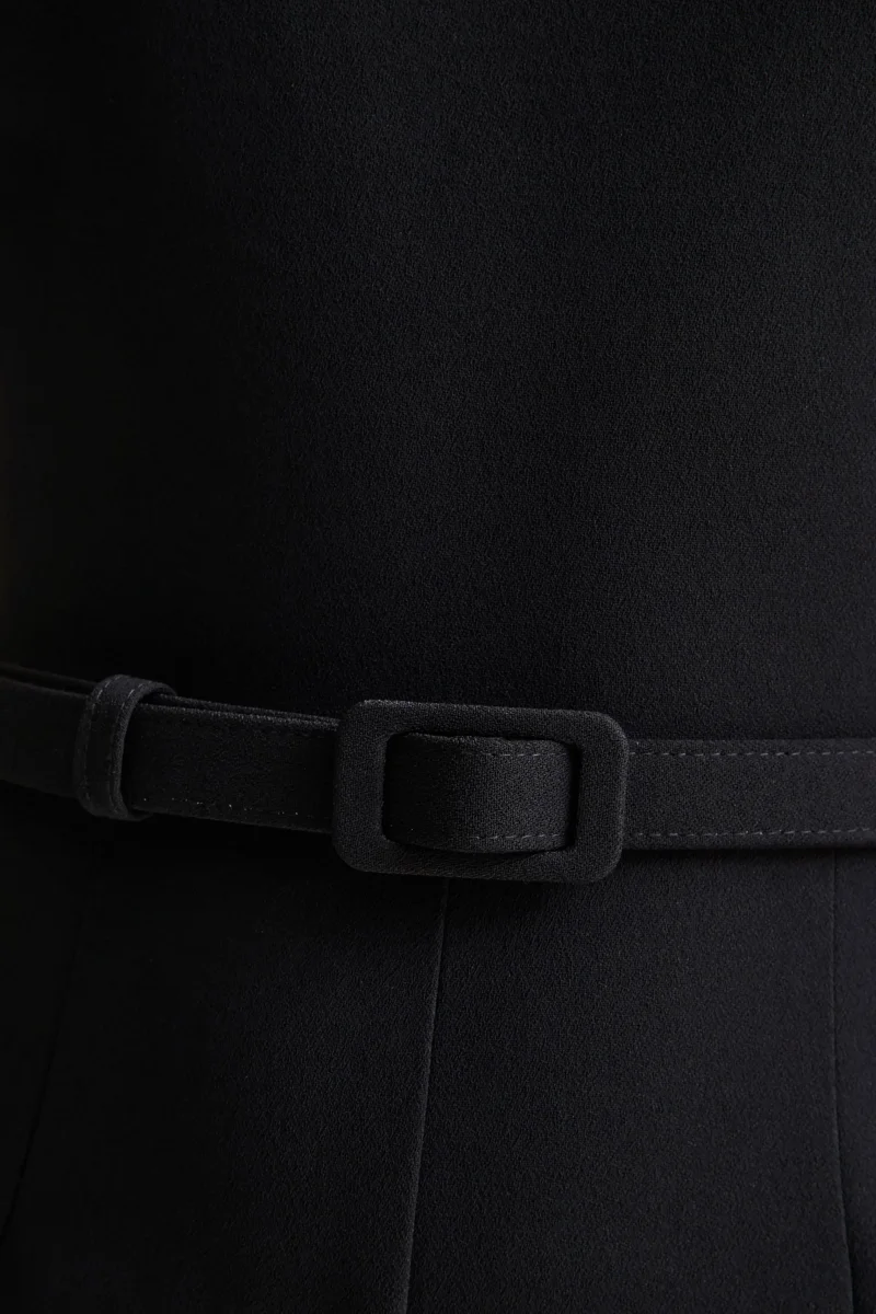 Orlina | Mono negro de cuello alto con detalles de encaje - Imagen 8