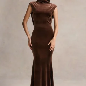 Malora | Vestido largo marrón de terciopelo con cuello alto y espalda abierta