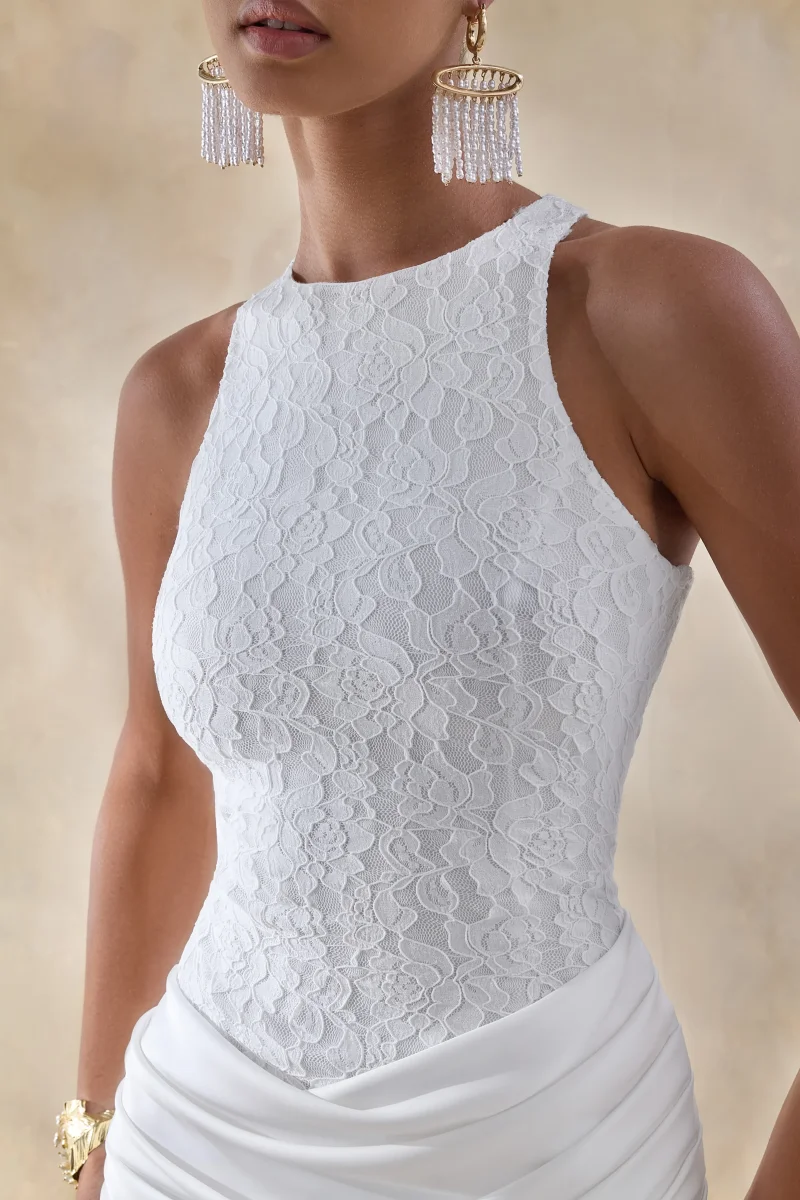 Neria | Vestido largo de satén blanco de cuello alto con falda cruzada drapeada - Imagen 7