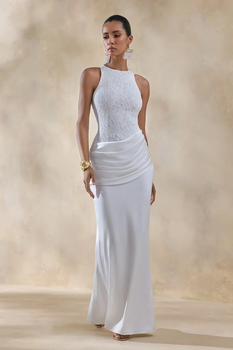 Neria | Vestido largo de satén blanco de cuello alto con falda cruzada drapeada - Imagen 5