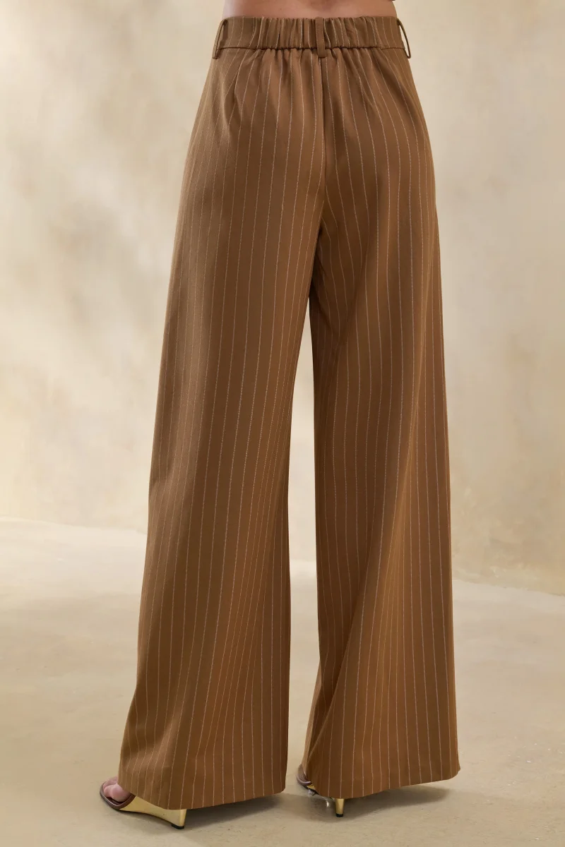 Meliva | Pantalón de vestir marrón de pierna ancha con finas rayas verticales - Imagen 5