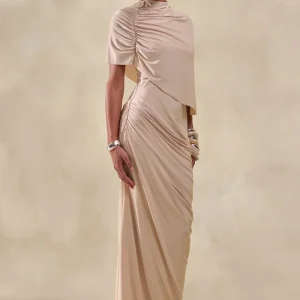 Lunaline | Vestido Largo champán de cuello alto con capa asimétrica y detalle drapeado