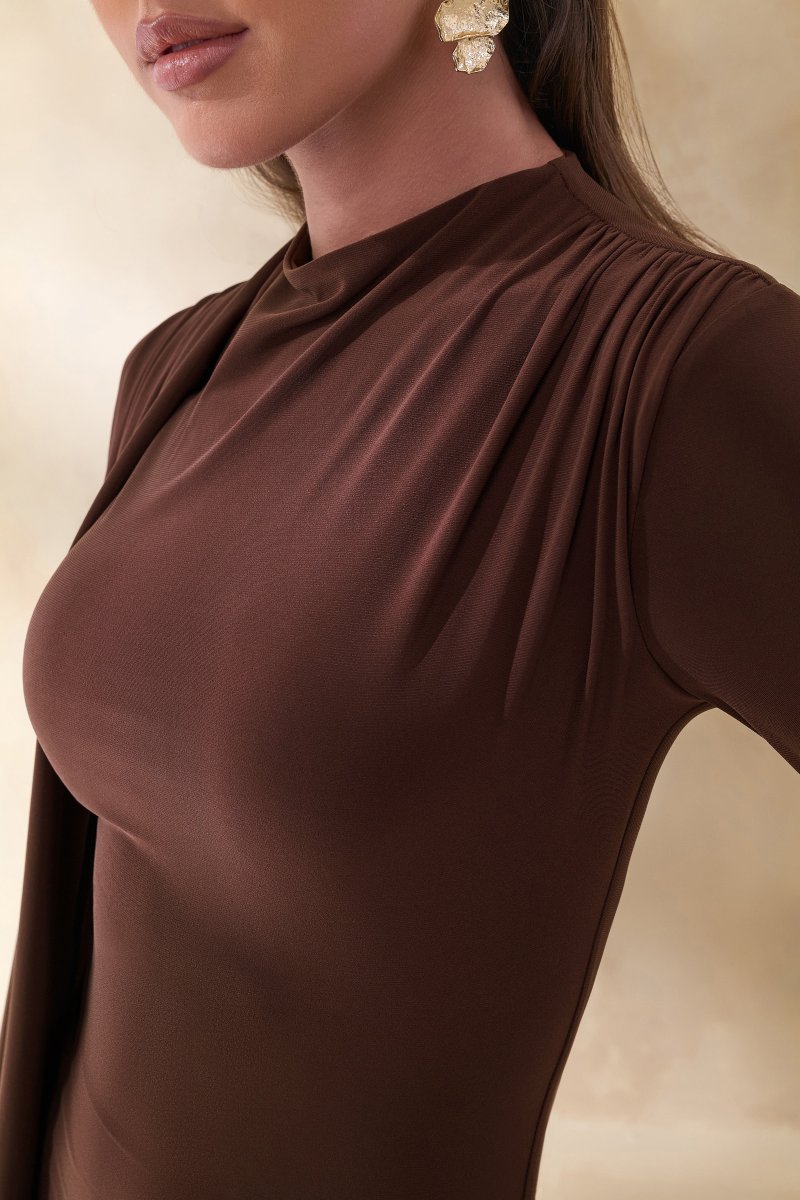 Amaria | Vestido Largo Marrón de Cuello Alto con Detalle de Fajín - Imagen 7