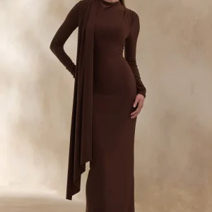 Amaria | Vestido Largo Marrón de Cuello Alto con Detalle de Fajín