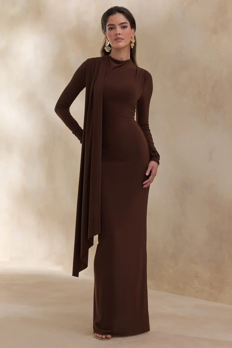 Amaria | Vestido Largo Marrón de Cuello Alto con Detalle de Fajín