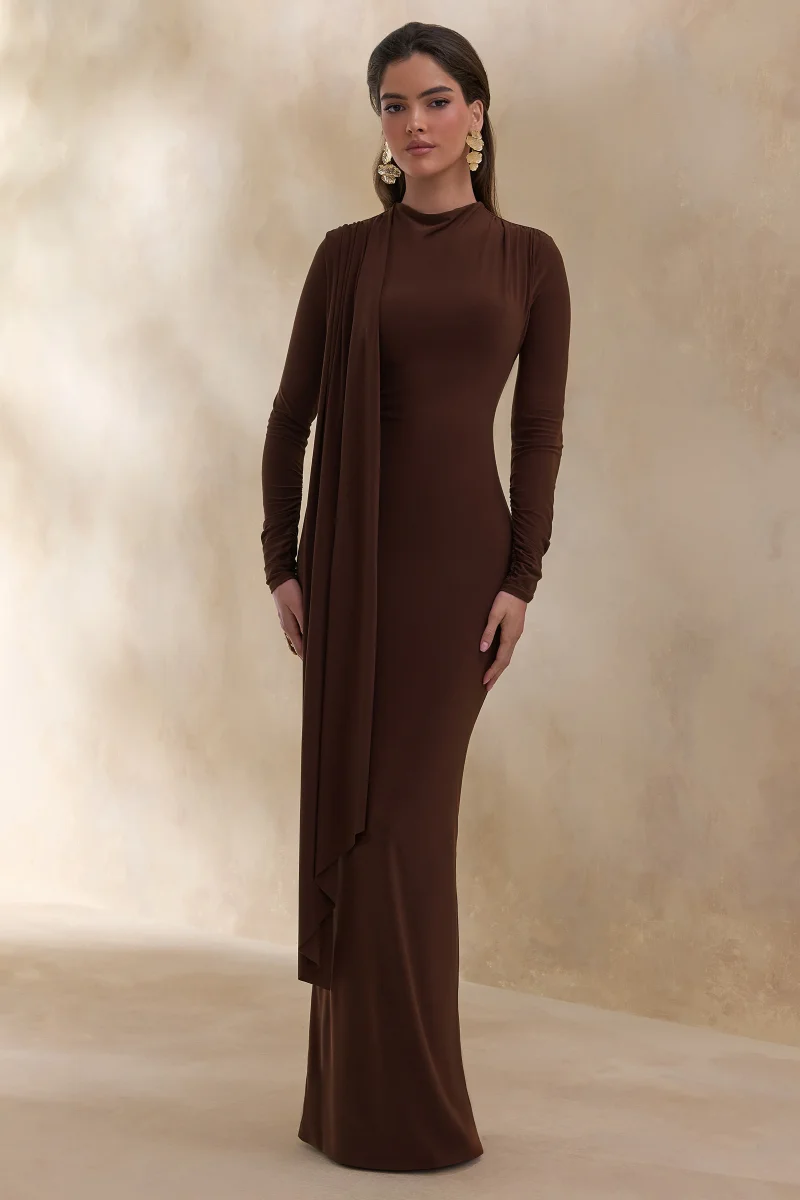 Amaria | Vestido Largo Marrón de Cuello Alto con Detalle de Fajín - Imagen 6