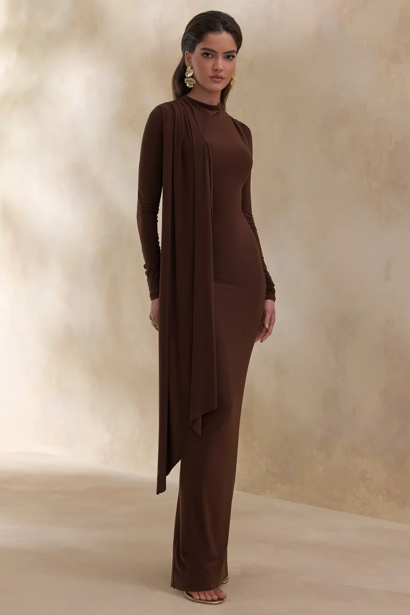 Amaria | Vestido Largo Marrón de Cuello Alto con Detalle de Fajín - Imagen 5