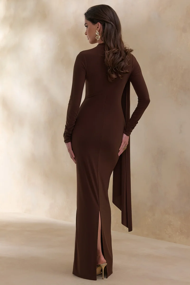 Amaria | Vestido Largo Marrón de Cuello Alto con Detalle de Fajín - Imagen 3