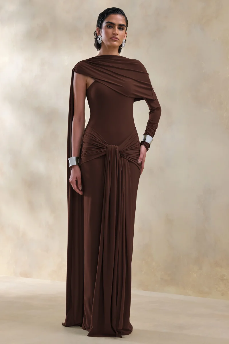 Trisara | Vestido Largo Marrón Con Escote Asimétrico, Detalles Fruncidos Y Banda - Imagen 6