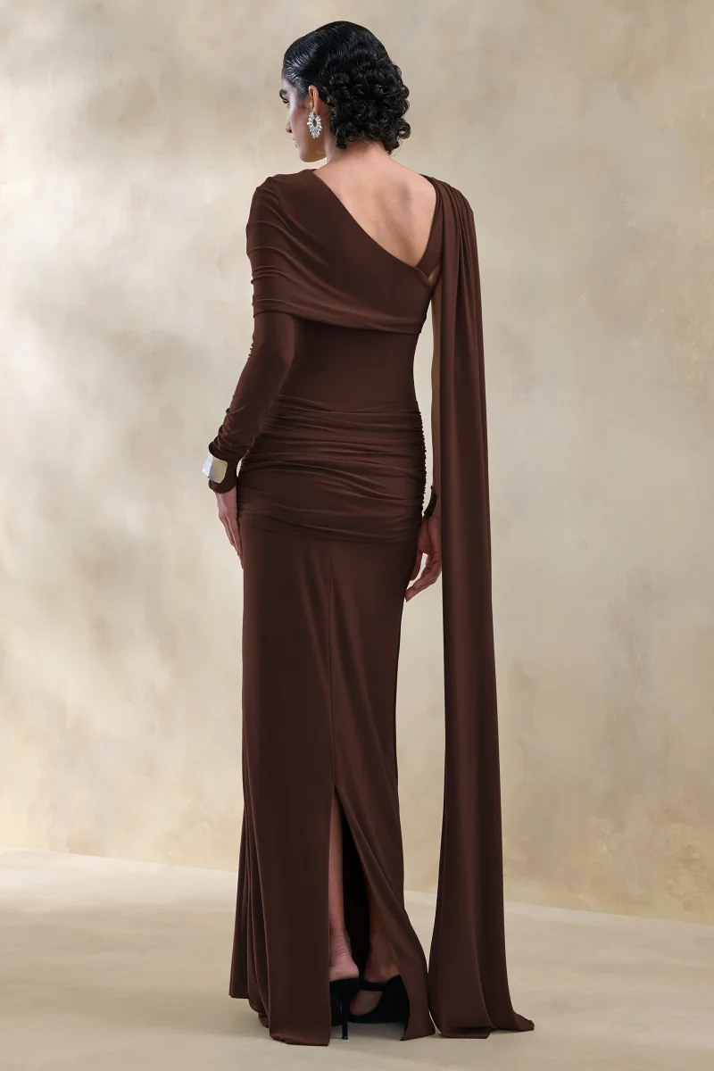 Trisara | Vestido Largo Marrón Con Escote Asimétrico, Detalles Fruncidos Y Banda - Imagen 3