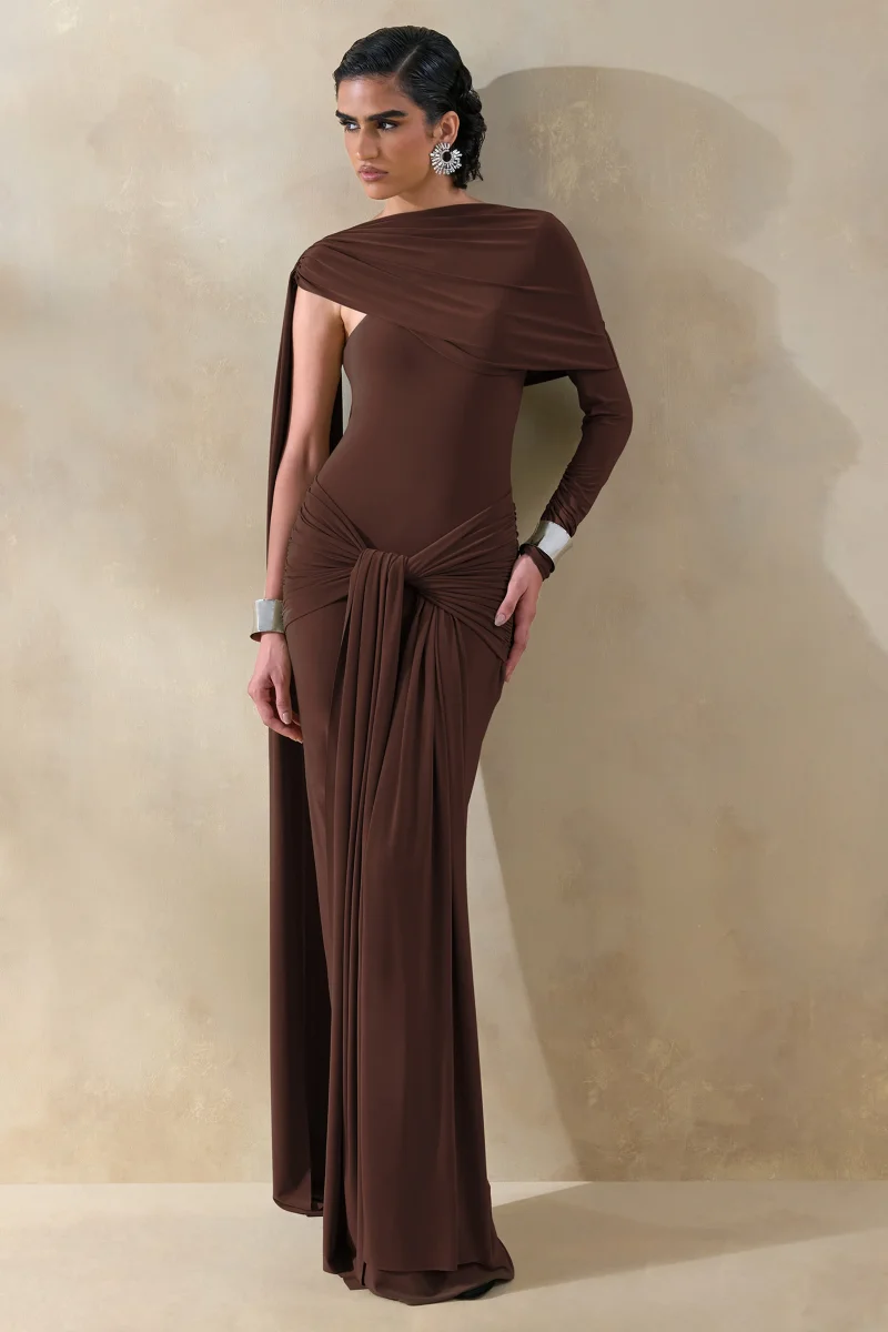 Trisara | Vestido Largo Marrón Con Escote Asimétrico, Detalles Fruncidos Y Banda