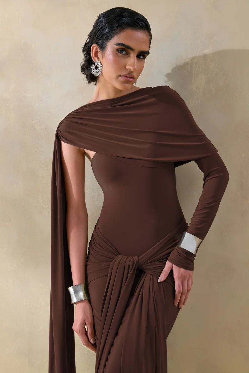 Trisara | Vestido Largo Marrón Con Escote Asimétrico, Detalles Fruncidos Y Banda - Imagen 4