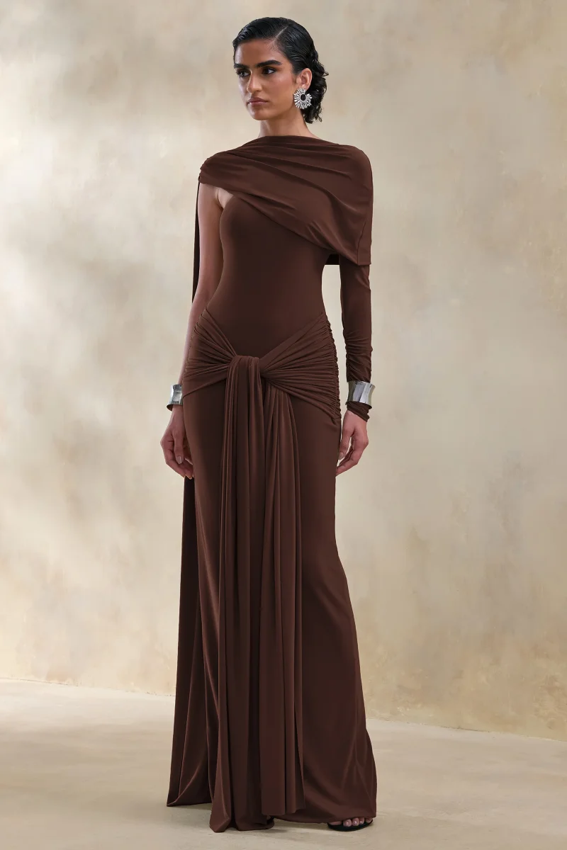 Trisara | Vestido Largo Marrón Con Escote Asimétrico, Detalles Fruncidos Y Banda - Imagen 5