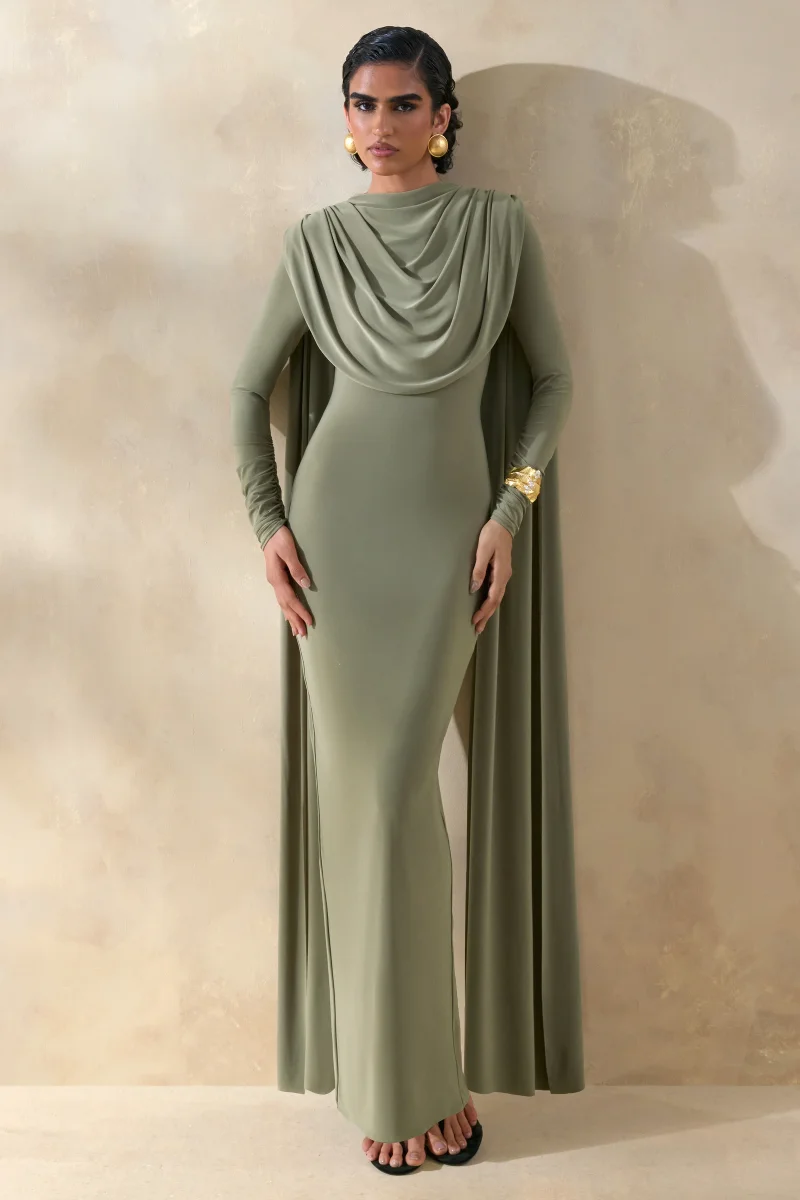 Lysoria | Vestido Largo oliva de cuello alto con detalles drapeados y mangas tipo capa - Imagen 5