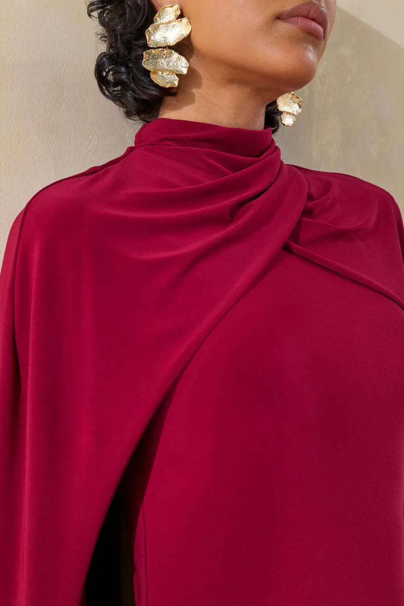 Dianelle | Berry Cuello Alto Vestido Largo con Mangas Capa - Imagen 6