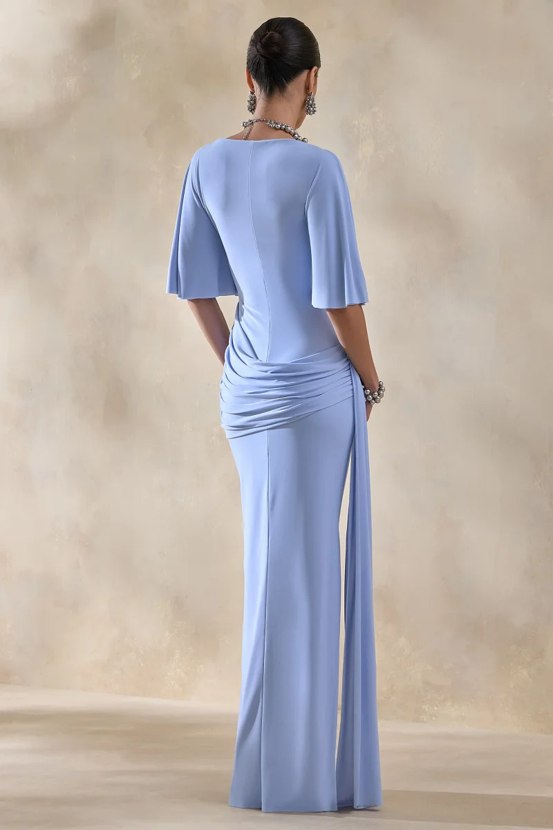 Emerelle | Vestido largo Azul con Escote Ancho, Fajín y Detalle Drapeado - Imagen 3