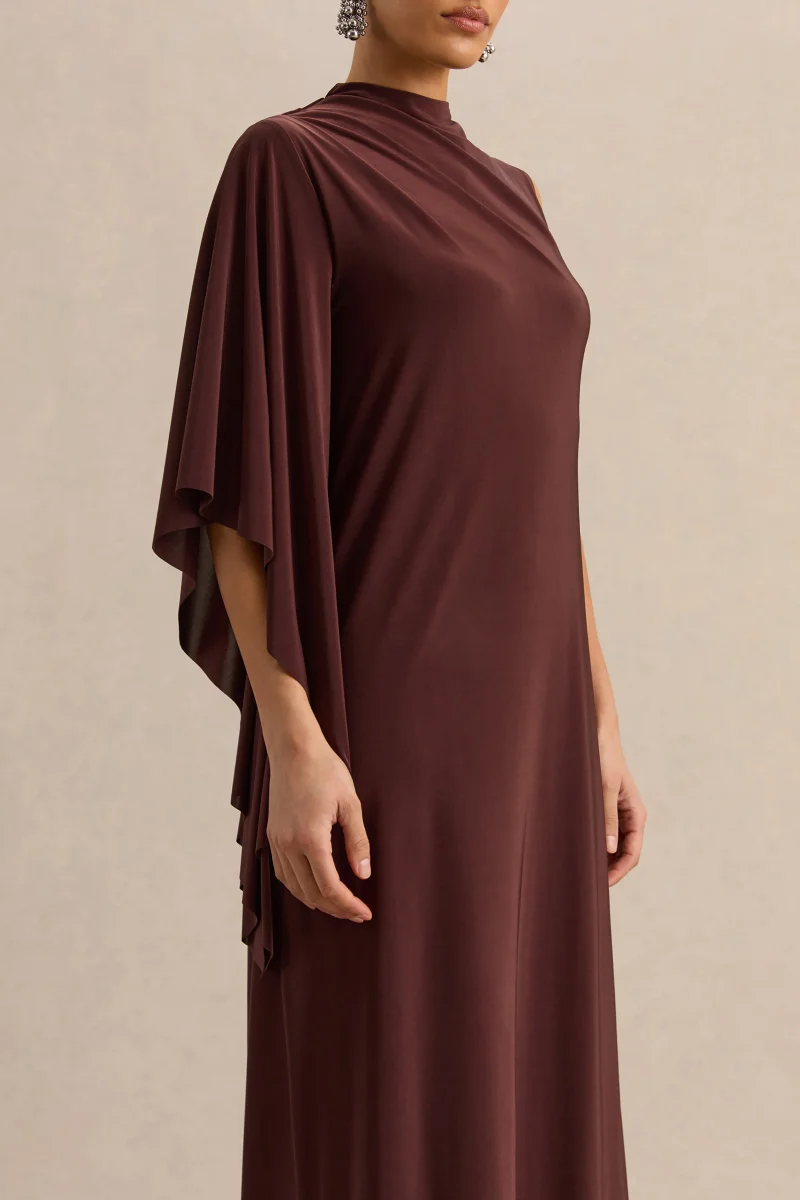 Marosia | Vestido Largo Marrón De Cuello Alto Con Manga Capa - Imagen 4