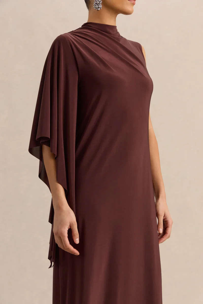 Marosia | Vestido Largo Marrón De Cuello Alto Con Manga Capa - Imagen 7