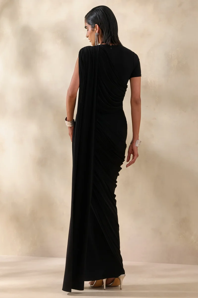 Gisara | Vestido Largo negro de cuello alto con banda y detalle drapeado - Imagen 3