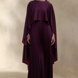 Loradia | Vestido Largo Color Ciruela Oscuro De Satén Con Mangas Capa Y Falda Plisada