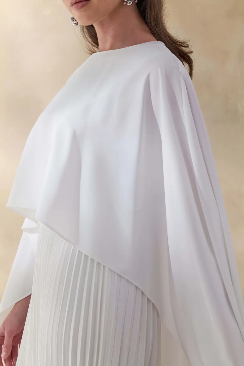 Loradia | Vestido Largo Color Crema De Satén Con Mangas Capa Y Falda Plisada - Imagen 4